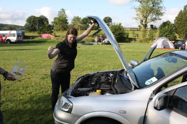 Nicola tries to fix Chris's car.