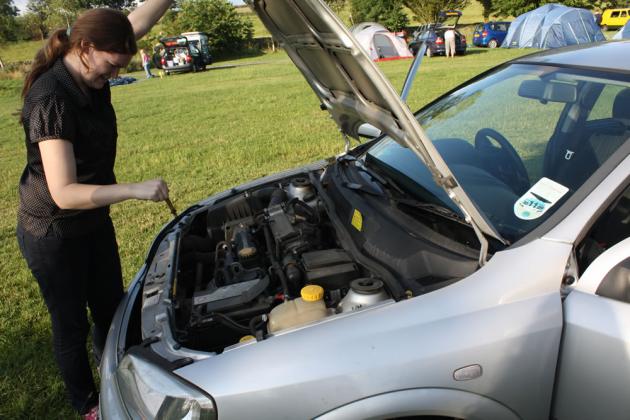 Nicola tries to fix Chris's car.